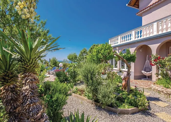 6 Bedroom Beautiful In بيت للعطل *