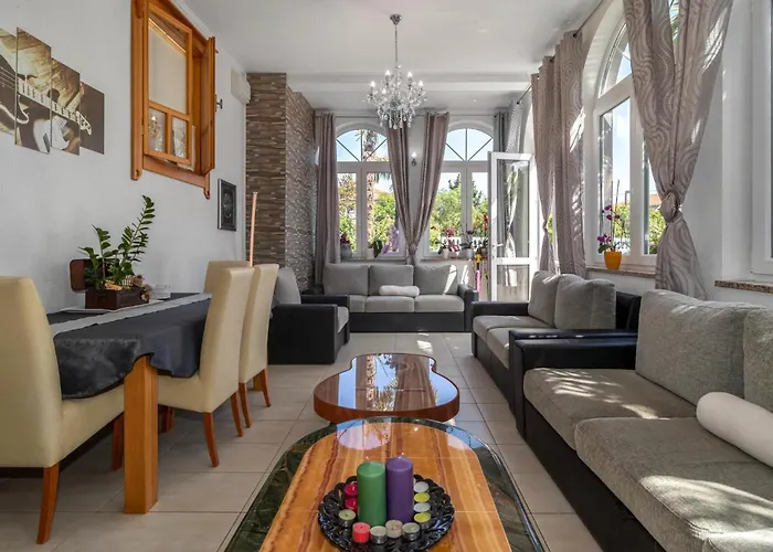 بيت للعطل 6 Bedroom Beautiful In *